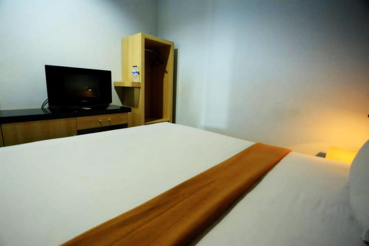 Urbanview Hotel Mulia Indah Palopo Luaran gambar